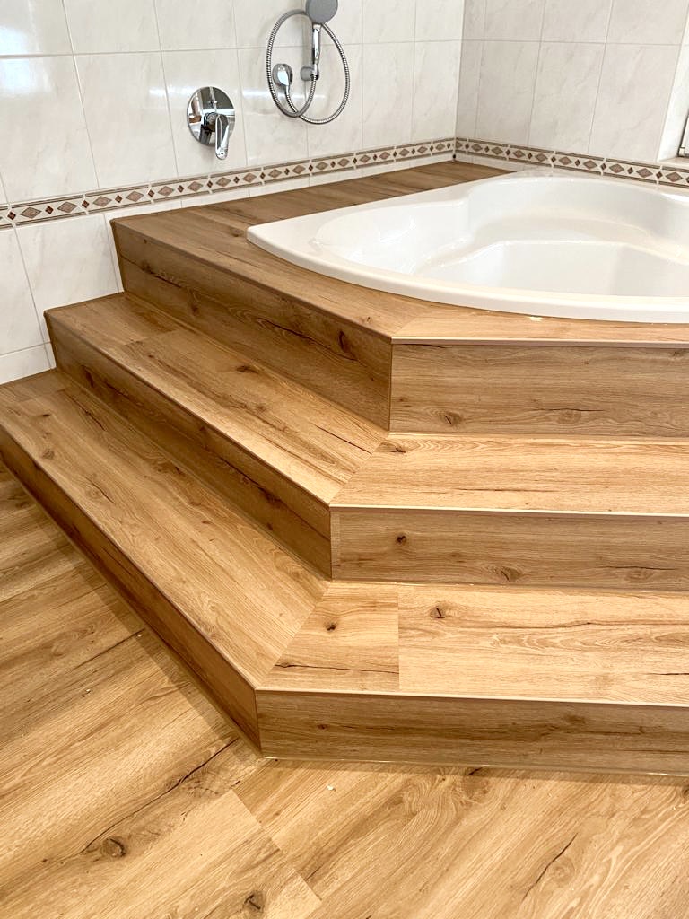 Treppenstufen nach der Renovierung mit Klick-Vinyl